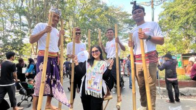 Puluhan mahasiswa dari Komunitas Alo Main UNU NTB tampil atraktif memainkan egrang, gangsing, dan berbagai permainan tradisional lain yang membangkitkan nostalgia serta menghibur warga di CFD Udayana, Minggu 29 Juni 2025 kemarin. (Iba/Ist)