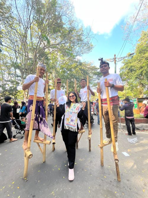 Puluhan mahasiswa dari Komunitas Alo Main UNU NTB tampil atraktif memainkan egrang, gangsing, dan berbagai permainan tradisional lain yang membangkitkan nostalgia serta menghibur warga di CFD Udayana, Minggu 29 Juni 2025 kemarin. (Iba/Ist)