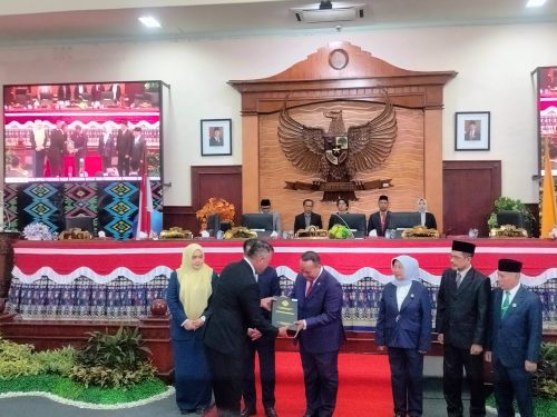 Pimpinan BPK RI menyerahkan LHP BPK RI tahun anggaran 2024 kepada Gubernur NTB Lalu Muhamad Iqbal didampingi Wakil Gubernur Indah Dhamayanti Putri, Ketua DPRD NTB Baiq Isvie Rupaeda dan Wakil Ketua 1 dan 2 serta Forkopimda NTB, Kamis 19 Juni 2025. (Iba)
