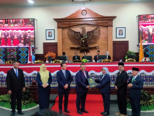 Ketua Komite I BPK RI, Nyoman Adhi Suryadnyana menyerahkan LHP BPK RI kepada Ketua DPRD NTB Baiq Isvie Rupaeda bersama Gubernur NTB Lalu Muhammad Iqbal serta Wakil Gubernur NTB Indah Dhamayanti Putri dan Forkopimda NTB, Kamis 19 Juni 2025. (Iba)