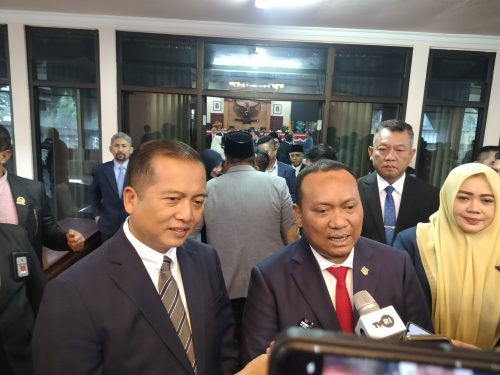 Ketua Komite I BPK RI, Nyoman Adhi Suryadnyana didampingi Gubernur NTB Lalu Muhamad Iqbal dan Wakil Gubernur NTB Indah Dhamayanti Putri usai menerima LHP BPK RI, Kamis 19 Juni 2025. (Iba)