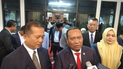 Ketua Komite I BPK RI, Nyoman Adhi Suryadnyana didampingi Gubernur NTB Lalu Muhamad Iqbal dan Wakil Gubernur NTB Indah Dhamayanti Putri usai menerima LHP BPK RI, Kamis 19 Juni 2025. (Iba)