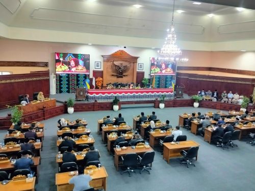Suasana rapat paripurna DPRD NTB, Senin 30 Juni 2025. (Iba)
