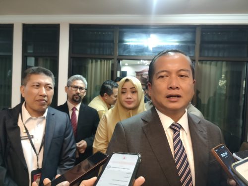 Gubernur NTB Lalu Muhamad Iqbal didampingi Wakil Gubernur Indah Dhamayanti Putri usai menghadiri paripurna di DPRD NTB, Senin 30 Juni 2025. (Iba)
