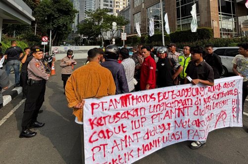 Sejumlah mahasiswa menggelar demonstrasi di kawasan SCBD Jakarta. (Iba)