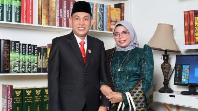 Plt Rektor UNBIM yang juga anggota DPRD Kabupaten Lombok Barat Syamsuriansyah Sadakah bersama istri. (Iba/Ist)