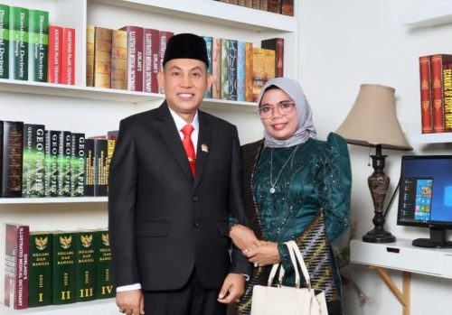 Plt Rektor UNBIM yang juga anggota DPRD Kabupaten Lombok Barat Syamsuriansyah Sadakah bersama istri. (Iba/Ist)