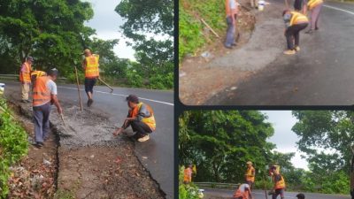 Tim dari Dinas PUPR NTB melakukan perbaikan jalan wisata pusuk (perbatasan kota) - pemenang. (Iba)