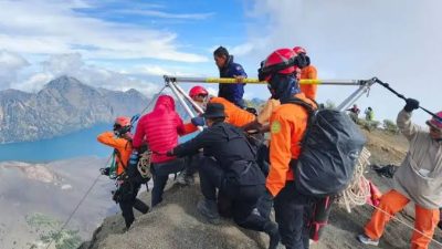 Proses evakuasi turis asal Brasil terperosok di jurang Rinjani. (Iba/Ist)