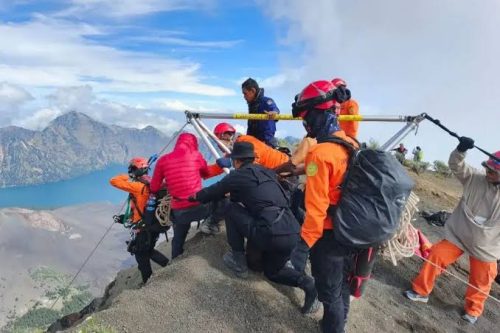 Proses evakuasi turis asal Brasil terperosok di jurang Rinjani. (Iba/Ist)