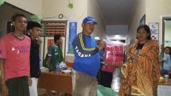 Tim dari Tagana menyerahkan bantuan kepada warga Kota Mataram terdampak banjir. (Iba)