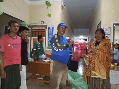 Tim dari Tagana menyerahkan bantuan kepada warga Kota Mataram terdampak banjir. (Iba)