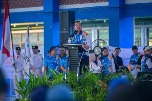 Gubernur NTB Lalu Muhamad Iqbal saat melepas kontingen NTB pada untuk berlaga di Fornas VIII 2025, Kamis 24 Juli 2025. (Iba)