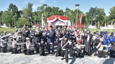 Kapolda NTB Irjen Pol Hadi Gunawan bersama Gubernur Lalu Muhamad Iqbal berfoto dengan siswa siswi berbaju seragam Polri di HUT Bhayangkara Polri ke-79, Selasa 1 Juli 2025 di Lapangan Bumi Gora kantor Gubernur NTB. (Iba)