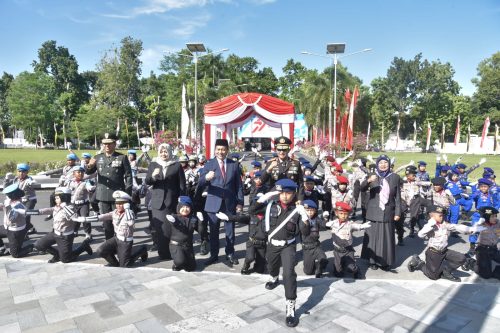 Kapolda NTB Irjen Pol Hadi Gunawan bersama Gubernur Lalu Muhamad Iqbal berfoto dengan siswa siswi berbaju seragam Polri di HUT Bhayangkara Polri ke-79, Selasa 1 Juli 2025 di Lapangan Bumi Gora kantor Gubernur NTB. (Iba)