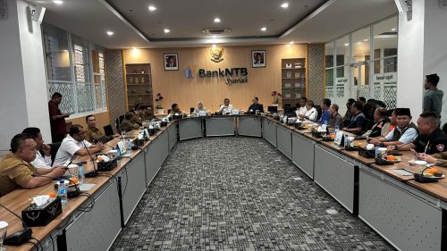 Gubernur NTB Lalu Muhamad Iqbal didampingi Wakil Gubernur Indah Dhamayanti Putri rapat bersama Wali Kota Mataram Mohan Roliskana, OJK serta Bank NTB Syariah terkait penanganan banjir di Kota Mataram. (Iba)