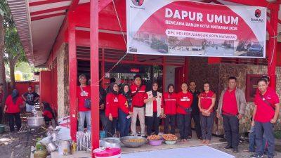 DPC PDIP Kota Mataram membuka dapur umum untuk membantu korban banjir di Kota Mataram. (Iba)