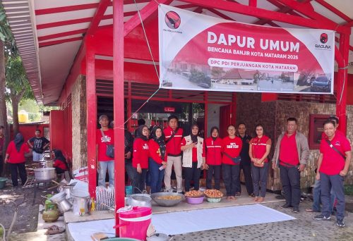 DPC PDIP Kota Mataram membuka dapur umum untuk membantu korban banjir di Kota Mataram. (Iba)