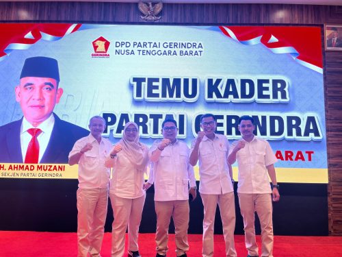 Ketua DPC Partai Gerindra Kabupaten Sumbawa Barat Iwan Panjidinata bersama struktur pengurus DPC KSB saat temu kader di Mataram, Sabtu 12 Juli 2025. (Iba)