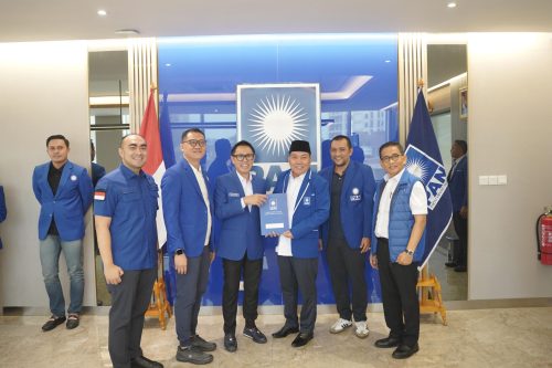 Mantan Ketua DPW PAN NTB Muazzim Akbar kini menjadi ketua DPW PAN Bali. Sekjen DPP PAN Eko Patrio menyerahkan SK tersebut ke Muazzim Akbar di DPP. (Iba)