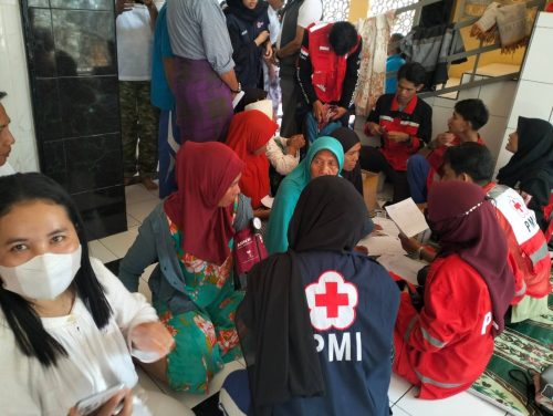 Palang Merah Indonesia (PMI) dan Keluarga Alumni Universitas Gadjah Mada (Kagama) menggelar trauma healing kepada warga yang terdampak banjir di Kota Mataram. (Iba)