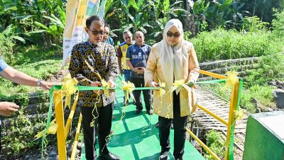 Wakil Gubernur NTB Indah Dhamayanti Putri bersama Direktur Bank NTB perwakilan Bank NTB Syariah meresmikan Jembatan Amanah kolaborasi antara Bank NTB Syariah dan LAZ DASI. (Iba)
