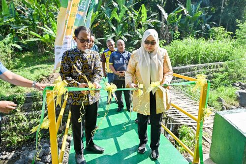 Wakil Gubernur NTB Indah Dhamayanti Putri bersama Direktur Bank NTB perwakilan Bank NTB Syariah meresmikan Jembatan Amanah kolaborasi antara Bank NTB Syariah dan LAZ DASI. (Iba)