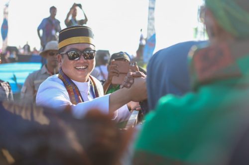 Gubernur NTB Lalu Muhamad Iqbal saat menghadiri Festival Lakey Dompu 2025 di Pantai Lakey Kabupaten Dompu, Sabtu 19 Juli 2025. (Iba)