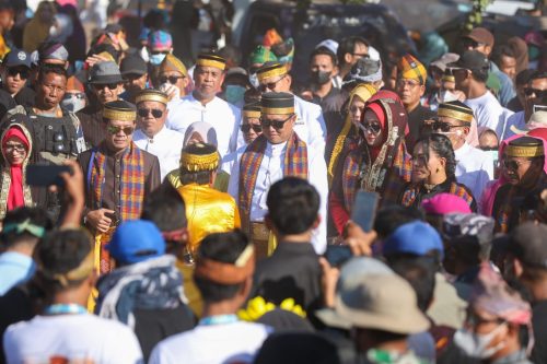 Gubernur NTB Lalu Muhamad Iqbal saat menghadiri festival Lakey Dompu 2025, Sabtu 19 Juli 2025. (Iba)