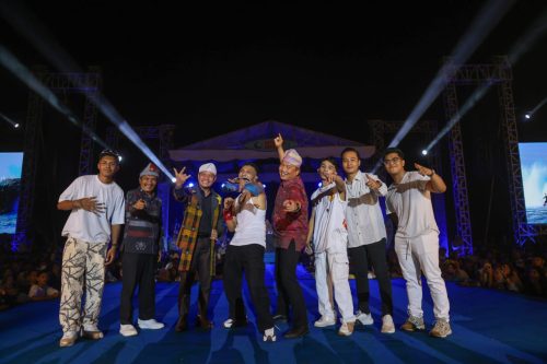 Gubernur NTB Lalu Muhamad Iqbal bersama Bupati dan Wakil Bupati Dompu Bambang-Syirajuddin serta salah dengan vokalis dan sejumlah kru band Juan Reza di acara puncak festival Lakey 2025. (Iba)