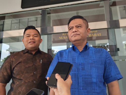 Anggota Komisi IV DPRD NTB yang juga Ketua Partai Demokrat NTB Indra Jaya Usman usai memenuhi panggilan Kejati NTB, Kamis 24 Juli 2025. (Iba)