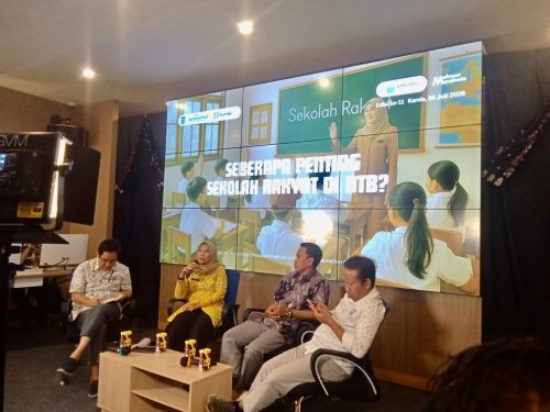 Kepala Dinas Sosial NTB Nunung Triningsih bersama sejumlah narasumber pada acara Kamisan yang digelar Diskominfotik NTB, Kamis 24 Juli 2025 di media center kantor gubernur. (Iba)