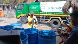 Bank NTB Syariah menyalurkan bantuan air bersih kepada masyarakat Sekaroh Lombok Timur untuk mengatasi krisis air di sana karena kekeringan. (Iba)
