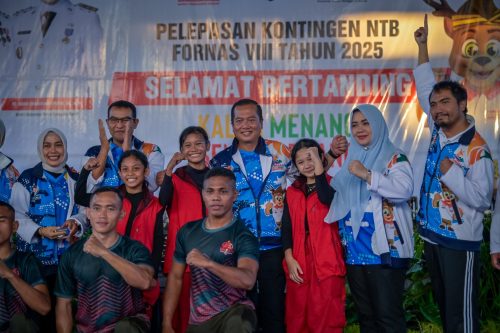 Gubernur Lalu Muhamad Iqbal bersama kontingen NTB. (Iba)