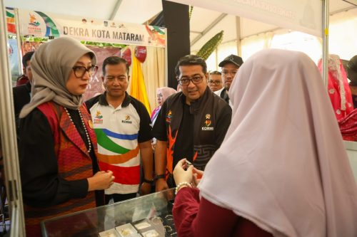 Menteri Pariwisata dan Ekonomi Kreatif RI, Teuku Riefky didampingi Gubernur NTB Lalu Muhamad Iqbal serta Ketua Dekranasda pada pembukaan Expo Dekranasda NTB yang berlangsung meriah di Halaman Lombok Epicentrum Mall, Minggu (27/7), sebagai bagian dari rangkaian FORNAS VIII. (Iba)