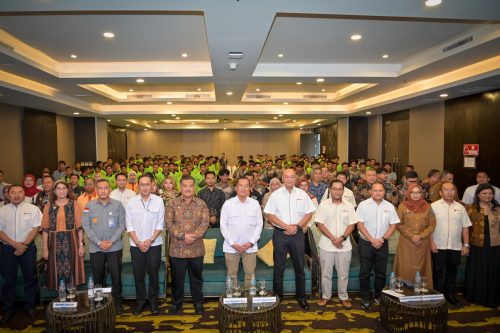 Gubernur NTB Lalu Muhamad Iqbal bersama ratusan PMI yang akan diberangkatkan di Malaysia, Selasa 29 Juli 2025. (Iba)