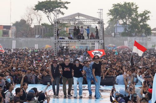 Gubernur NTB Lalu Muhamad Iqbal saat tampil bersama Slank di Kabupaten Lombok Timur beberapa waktu lalu. (Iba)