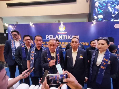 Wakil Ketua Umum DPP Partai NasDem Saan Mustofa didampingi jajaran DPP termasuk Julie S Laiskodat serta Ketua DPW Mori Hanafi usai dilantik, Sabtu 12 Juli 2025 di Hotel Lombok Raya. (Iba)