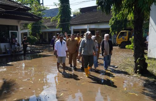Wakil Gubernur NTB Indah Dhamayanti Putri didampingi Kadis PUPR Sadimin dan sejumlah dinas terkait memantau banjir melanda Kota Mataram. (Iba/Ist)