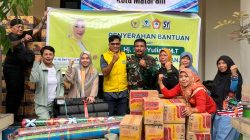 Tim daerah Anggota DPR RI Sari Yuliati menyerahkan bantuan untuk korban banjir di Kota Mataram. (Iba/Ist)
