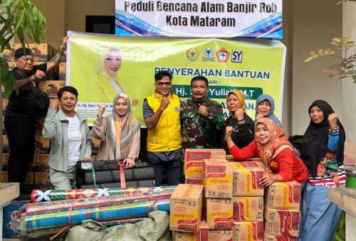 Tim daerah Anggota DPR RI Sari Yuliati menyerahkan bantuan untuk korban banjir di Kota Mataram. (Iba/Ist)