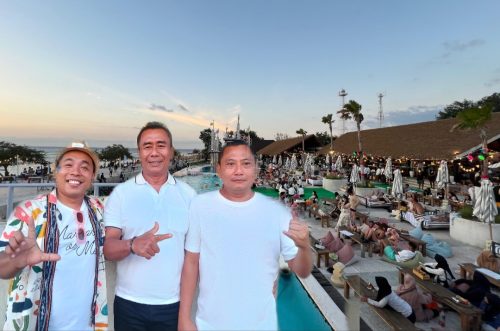 Owner Frii Resort Gili Trawangan Eko Wahyudi didampingi General Manager (GM) Hasan Basri serta anggita DPRD NTB Harwoto saat merayakan unversary ke-2. (Iba)