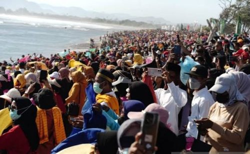 Puluhan ribu penari ou Balumba yang digelar di festival Lakey 2025 di Kabupaten Dompu dan mendapatkan rekor muri. (Iba/Ist)