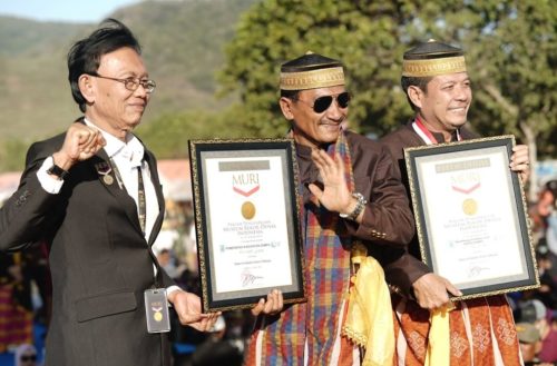 Bupati Dompu Bambang Firdaus bersama Wakil Bupati Dompu Syirajuddin menerima penghargaan dari rekor Muri Indonesia atas tari kolosal yang melibatkan 21 ribu penari di acara festival Lakey 2025, Sabtu 19 Juli 2025. (Iba/Ist)
