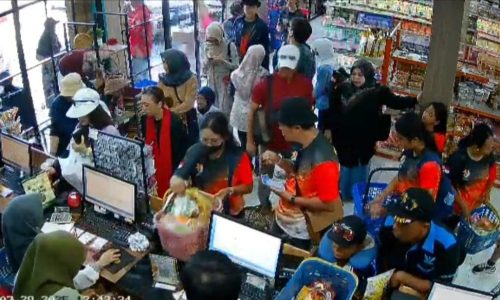 Salah satu UMKM berada di Jalan Adi Sucipto Ampenan yang diserbu para peserta Fornas VIII NTB. (Iba)