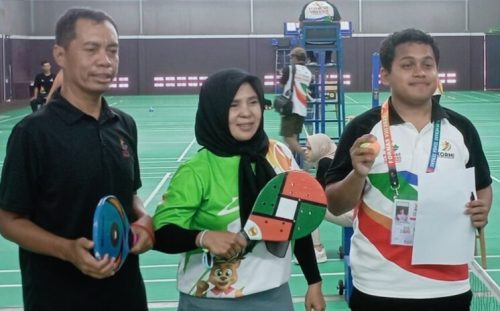 Kepala Dinas Pemuda dan Olahraga Wirawan Ahmad bersama timnya runner-up dalam kategori ganda campuran cabang olahraga Tonis yang dinaungi oleh Inorga Persatuan Tonis Seluruh Indonesia (PERTONSI). (Iba)