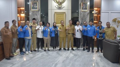 Gubernur NTB Lalu Muhamad Iqbal bersama tim Pocari Sweat Run yang akan menggelar event di Mandalika. (Iba)