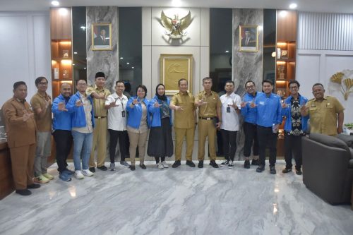 Gubernur NTB Lalu Muhamad Iqbal bersama tim Pocari Sweat Run yang akan menggelar event di Mandalika. (Iba)