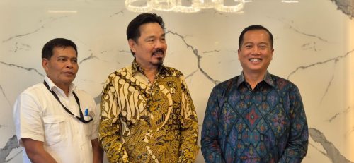Gubernur NTB Lalu Muhamad Iqbal didampingi Pj Sekda Lalu Mohammad Faozal bersama pendiri Lion Air Group Rusdi Kirana di Jakarta. (Iba)