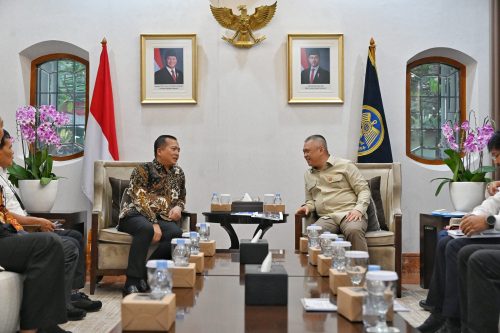 Gubernur NTB Lalu Muhamad Iqbal bersama Menteri Perhubungan Dudu Purwagnadhi membahas sejumlah persoalan di NTB termasuk di antaranya tentang konektifitas darat, laut dan udara di ruang kerja Menhub di Jakarta, Jumat 8 Agustus 2025. (Iba)